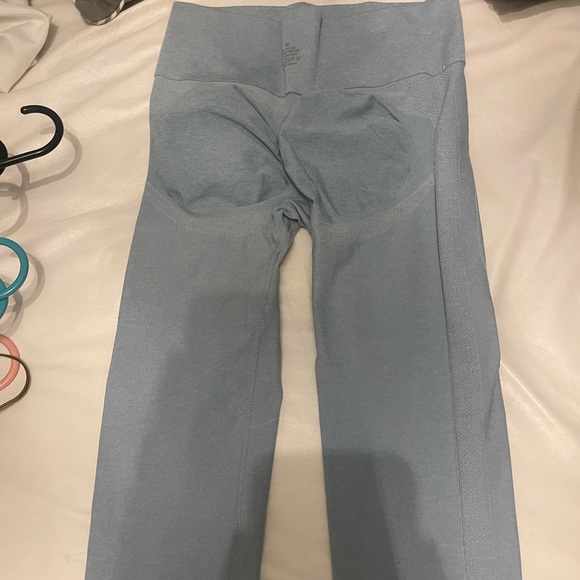 Amazon scrunch butt leggings, light blue, size medium - Picture 2 of 3